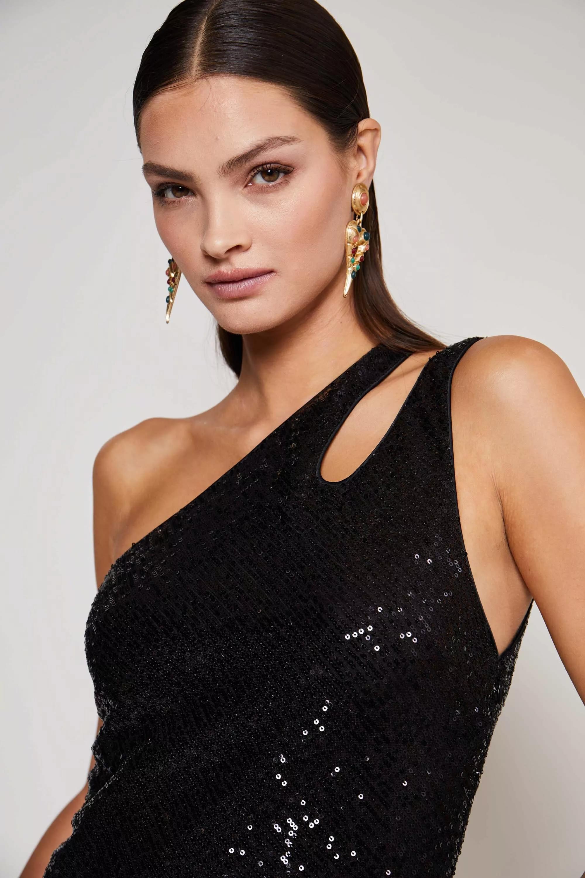 Ways to Wear Jewellery with Black Dress - Blingvine