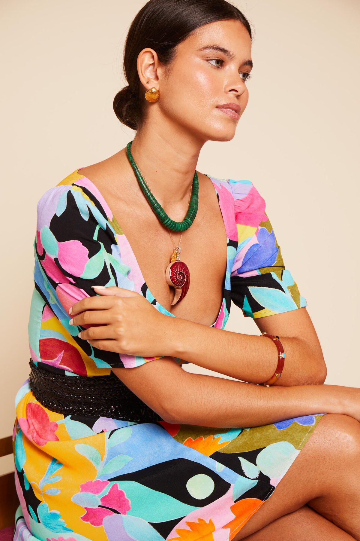 earrings on brown dress Wedding guest look in earthy tones I wore a one-shoulder ribbed brown dress with gold statement earrings and a classic black clutch. Effortless, elegant and perfect for a laid-back summer ceremony. #
