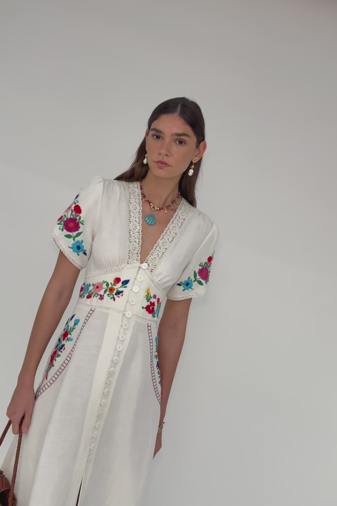 美品　Apolind Irra Dress Milk Broderie 7-9y Novara Embroidered Linen Midi Dress in Anemone Embroidery Cream
